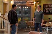 Dan Kingbird (David James Elliott, l.); Max (Cheyenne Jackson, r.)