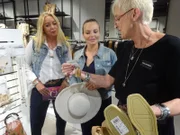 V.l.: Shoppingbegleitung Beate, Kandidatin Jasmine und Verkäuferin