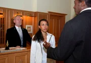 10 Uhr im Ersten. Samia (Dominique Siassia, M.) und Alfons (Sepp Schauer, l.) sind schockiert: Samias Vater Joshua (Aloysius Itoka, r.) taucht plötzlich am Fürstenhof auf.