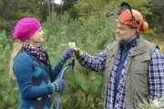 Mia (Josephine Schmidt, l.) ist auf der Suche nach dem perfekten Weihnachtsbaum. Noch ahnt sich nicht, dass sie im Wald auf Alexander treffen wird, der ebenfalls einen Baum sucht ...