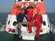 Willi mit der Mannschaft des Seenotkreuzers "Hans Hackmack". An Bord werden regelmäßig Rettungseinsätze trainiert.