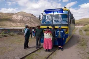 Ein umgebauter Reisebus auf Schienen ist die einzige Verbindung von La Paz in die Bergdörfer bei Charaña, Boliviens Grenzregion zu Chile.