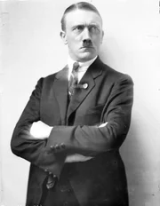 Adolf Hitler im Anzug.