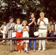 Bruni Löbel (Frau Rabe), Timmo Niesner (Markus), Tarek Helmy (Tom), Thekla Carola Wied (Angie), Peter Weck (Werner).