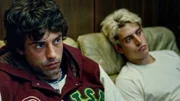 Samuel (Aaron Altaras, li.) und sein Bruder Leon (Leo Altaras, re.) müssen Verantwortung übernehmen.; hr-fernsehen DIE ZWEIFLERS (1), Fernsehserie, Deutschlandf 2024, am Samstag (05.10.24) um 20:15 Uhr. Samuel (Aaron Altaras, li.) und sein Bruder Leon (Leo Altaras, re.) müssen Verantwortung übernehmen. © HR/Degeto/Turbokultur/Phillip Kaminiak, honorarfrei - Verwendung gemäß der AGB im engen inhaltlichen, redaktionellen Zusammenhang mit genannter HR-Sendung bei Nennung "Bild: HR/Degeto/Turbokultur/Phillip Kaminiak" (S2+). HR/Pressestelle, Tel: 069/155-4954