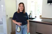Andreea führt ein Reinigungsunternehmen und kümmert sich mit ihrem Team um Ferienunterkünfte.