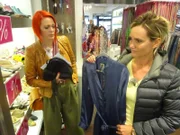 Shoppingbegleitung Ilka und Kandidatin Tamara (r.)