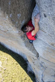 Alex Honnold klettert die Scotty-Burke-Offwidth-Länge von Freerider am El Capitan im Yosemite-Nationalpark im Free Solo.