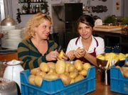 10 Uhr im Ersten. Tanja (Judith Hildebrandt, l.) hilft Leonie (Anna Angelina Wolfers, r.) beim Schälen des Kartoffelbergs.