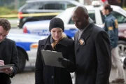 Ein seltsamer Einbruch in eine Metallsammelstelle erregt die Aufmerksamkeit von Olivia (Anna Torv, l.) und Broyles (Lance Reddick, r.) ...
