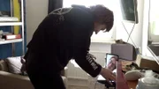 Maik kann mit seiner Jasmin nur online sprechen, da sie plötzlich ins Krankenhaus musste..