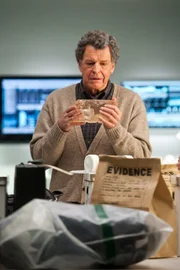 Unglaubliche Vorfälle ereignen sich: Wissenschaftler Dr. Walter Bishop (John Noble) versucht diese aufzuklären ...
