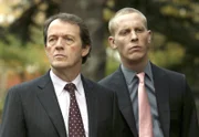 Kriminalinspektor Robert Lewis (Kevin Whately, l.) und sein junger Kollege Sergeant James Hathaway (Laurence Fox).