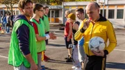 Fußballspiel auf dem Schulhof: Stefans (Hendrik Duryn, l.) Team spielt gegen die Mannschaft von Direktor Rose (Uli Gebauer, r.).