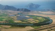 Das Delta des Flusses Acheloos in Westgriechenland: Auf einer vorgelagerten Insel soll in homerischer Zeit ein grausamer Artemis-Kult betrieben worden sein. Daraus entsteht in der griechischen Mythologie die Sage der Sirenen.
