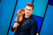 Das NRW Sommerkonzert 2025 findet vor der spektakulären Kulisse des Luftschiffhangars in Essen/Mülheim statt – mit dabei ist der erst 23-jährige Geiger Tassilo Probst, der mit außergewöhnlicher Virtuosität begeistert und als einer der vielversprechendsten Musiker seiner Generation gilt.