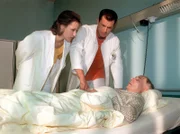 Maia Dietz (Ina Rudolph, li.) und Achim Kreutzer (Joachim Kretzer) untersuchen Helmut Grosser (Peter Pauli).