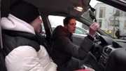 S11E70: Mel hat ihre Weiterbildung zur Pflegehelfenden erfolgreich abgeschlossen und feiert nun, weil ihre Freundin Nana ihr ein Auto geschenkt hat, damit sie mit einem Automatikgetriebe bequem mobil sein kann.