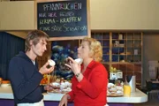 Agnes (Susanne Szell, r.) und Boris (Matthias Rott, l.) glauben eine gute Idee zu haben, als sie besondere Pfannkuchen anbieten. Doch keiner will sie ...
