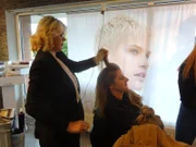 Visagistin und Kandidatin Juliana (r.)
