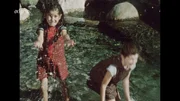 Dorfkinder im Tessin spielen im Bergbach - .