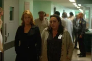 Sam (Poppy Montgomery, li.) wird von ihrer Freundin Laurie (Tara Karsian, re.) kontaktiert, die in einer psychiatrischen Klinik arbeitet. Sam soll helfen, die Identität einer verwirrten Frau zu klären.