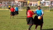 Zweikampf in 3700 Metern Höhe. Die Frauen vom Fußballverein „Sporting Piuray“ im peruanischen Hochland kämpfen um jeden Ball.