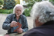 Mundl (Karl Merkatz) beim Schnapsen