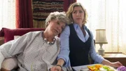 Annerose (Peggy Lukac, l.) liegt verletzt in Waltrauds Bett und geht Conny (Brigitte Zeh) auf die Nerven.