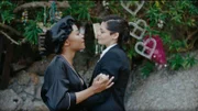 Mandisa will Cleo (Tarryn Wyngaard) zum Ausflug überreden. Aber die bleibt hart.