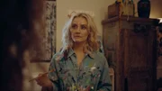 Michaela (Carmen Pretorius) will nicht ausziehen, sondern weiter ungestört im Strandhaus malen. Auf alternative Ideen steigt sie gar nicht erst ein.