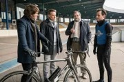 Jan Maybach (Marco Girnth, 2.v.l.) und Tom Kowalski (Steffen Schroeder, l.) wollen vom technischen Leiter Peter Gladow (Matthias Brenner, 2.v.r.) und Testfahrer Ronaldo Finke (Peter Sikorski, r.) wissen, in welchem Verhältnis sie zum Ermordeten standen.
