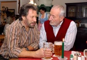10 Uhr im Ersten. Alfons (Sepp Schauer, r.) rät Johann (Michael Zittel, l.), seiner Vera mehr zu vertrauen.