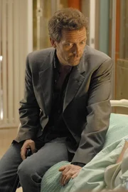 Dr. Gregory House (Hugh Laurie) kümmert sich um die 19-jährige College-Studentin Addie. Obwohl sie nicht getroffen wurde, spuckt sie beim Kickboxen plötzlich Blut und leidet später unter akuter Atemnot ...