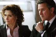 Jack (Anthony LaPaglia, re.) ist in Sorge um seinen Freund und Kollegen Max. Einst hat Max durch Jack sogar seine Ehefrau Ann (Mary Elizabeth Mastrantonio, li.) kennengelernt. Als Max immer mehr berufliche Probleme hatte, litt auch seine Beziehung zu Ann darunter. Nach dem kürzlichen Ableben seines Partners ist Max nun verschwunden und es fehlt jede Spur.
