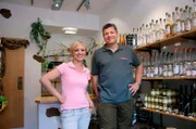Anna Lena mit Herrn Martin Pfaffmann  im Verkaufsraum (Weingelee Pfaffmann).