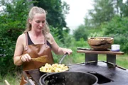 Jenny Gruber Grillerei bei Jagdhütte mit Ledergrillschürze Erdäpfel Kartoffel Pfanne während ServusTVs "Die Genussbäuerin - Glück am Grill" in Matzleinsdorf, NÖ am 10.06.2025