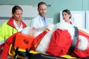 Weihnachtsmann (Armin Dallapiccola, vorne); (hinten v.l.n.r.) Notärztin (Caren Seifert); Dr. Kai Hoffmann (Julian Weigend); Dr. Maria Weber (Annett Renneberg)