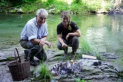 Jenny Gruber, Alfred Posch beim Fisch-Grillen während ServusTVs "Die Genussbauerin - Glück am Grill" in Matzleinsdorf, NOE