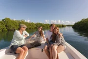 Gemeinsam mit ihren Zwillingen und Nils' Freundin Lucy fährt Henriette durch die Mangroven Floridas zum offenen Meer, um die Schildkröte Loreley auszuwildern (v.l.n.r. Suzanne von Borsody, Anna Bullard-Werner, Matti Schmidt-Schaller, Taisha Roman).