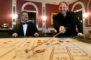 Tobi Kämmerer (rechts) und Croupier Wolfgang Rathe in der Bad Homburger Spielbank.