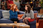 Sheila (Swoosie Kurtz, l.); Kat (Mayim Bialik, r.)