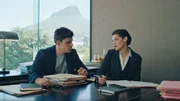 Cleo (Tarryn Wyngaard) macht ihrem Kollegen Roger (Arno Greeff) klar, was sie von ihm hält.