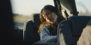 Nadine (Aenne Schwarz) beginnt Paul in anderen Gestalten wahrzunehmen.