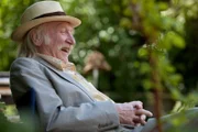 Mundl (Karl Merkatz) genießt die Natur