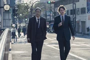 Hiroto Katagiri (Ken Watanabe, l.); Jake Adelstein (Ansel Elgort, r.)