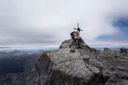 Thomas Huber und seine Tochter überschreiten gemeinsam das gewaltige Massiv auf der Wiederroute.