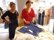 Shoppingbegleitung Jenny (l.) und Kandidatin Christin