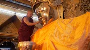 Jeden Morgen um 04:00 Uhr wäscht der Mönch Oak Kha Hta diese Jahrhunderte alte Buddha-Statue.