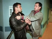 Prügelei im Krankenhaus: Felix Schuster (Matthias Paul) und Achim Kreutzer (Joachim Kretzer).